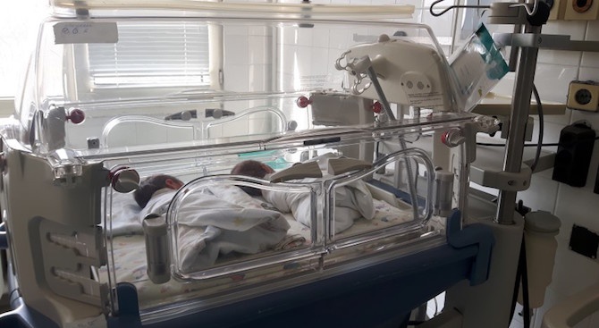 Бургаската болница получи нов кувьоз за недоносени бебета като дарение