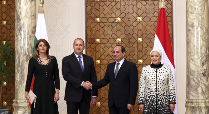 Румен Радев беше посрещнат от египетския си колега Абдел Фатах ас-Сиси в двореца „Иттихадия“ в Кайро