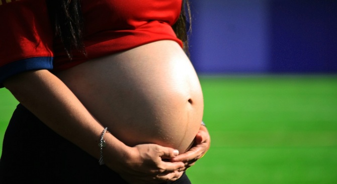 Жена с две утроби роди близнаци само месец след първото си раждане