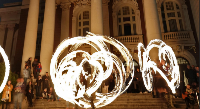 Отбелязаха "Часът на Земята" с огнено шоу пред Народния театър в София 