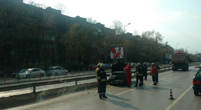 Камион и кола се сблъскаха край Сточна гара в София 