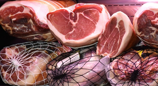 Десетки килограми месни продукти без маркировка са открити в Хасково