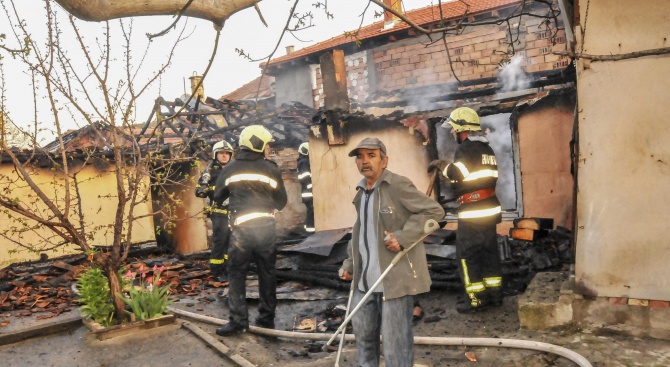 Покривите на три къщи в Силистра изгоряха при пожар 