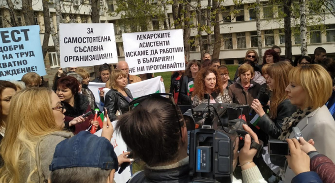 Мая Манолова се включи в протеста на медицинските сестри във Враца