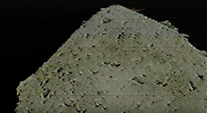 Японската сонда "Хаябуса 2" създаде изкуствен кратер на астероида Рюгу 