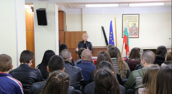 Елена Йончева към младежи: Вие можете да промените България