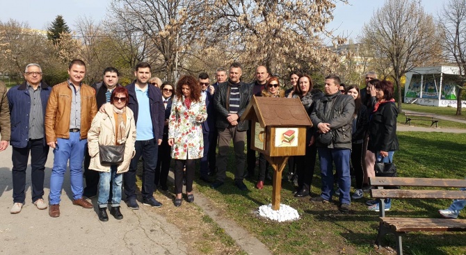Евродепутатът Андрей Новаков се включи в инициативата на ГЕРБ-Младост за поставяне на къщички за книги