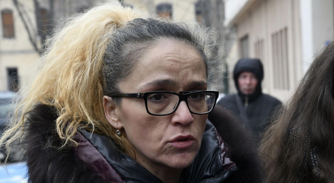 Експертиза ще покаже дали друг е писал в тефтерчето на Иванчева