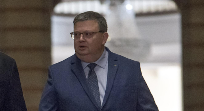 Цацаров поиска временно отстраняване от длъжност на прокурор