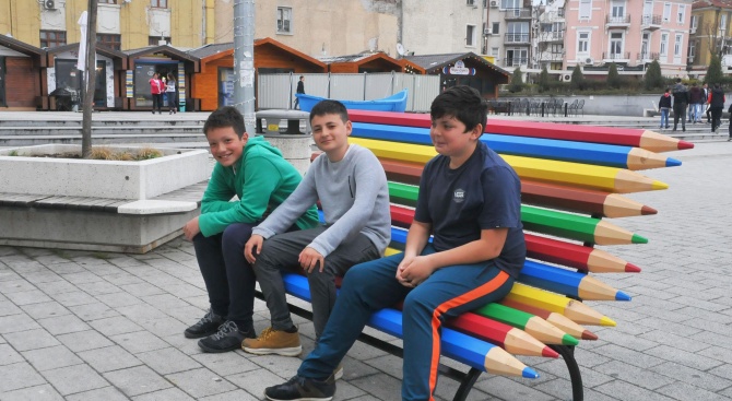  Пейки от цветни моливи зарадваха бургаските деца