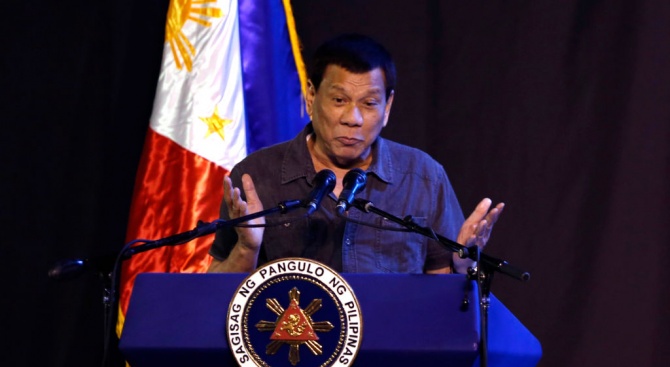 Президентът на Филипините се хвали с размера на пениса си