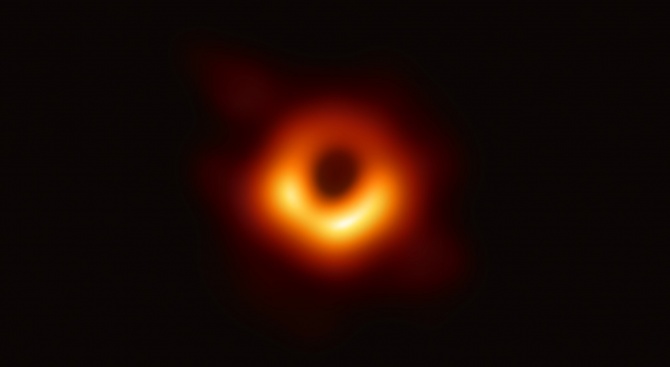  Учени, финансирани от ЕС, представят първата в историята снимка на черна дупка 