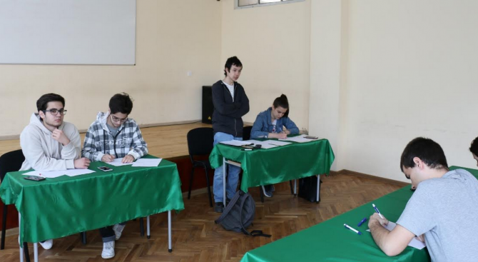 Ученици и студенти участват в Национално състезание по водене на парламентарен дебат, организирано от НС