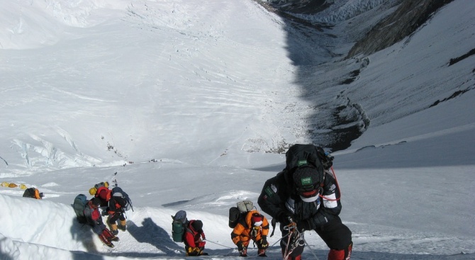 Специален екип от Непал ще почиства Еверест