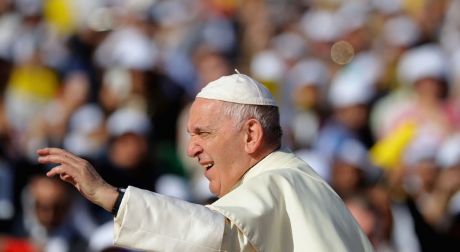 Папата целуна краката на южносуданските лидери и ги призова да запазят мира в страната 