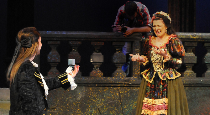 Оперен певец от Бургас предложи брак на колежка на сцената на операта в града