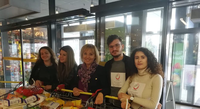 Мая Манолова събра шест колички хранителни продукти за пенсионери в столичен хипермаркет