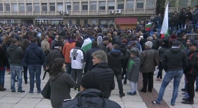 Стотици протестират в центъра на Габрово, битият магазинер също участва 