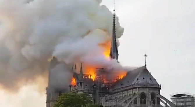 Свиреп пожар погълна катедралата "Нотр Дам", части от вековната сграда рухнаха
