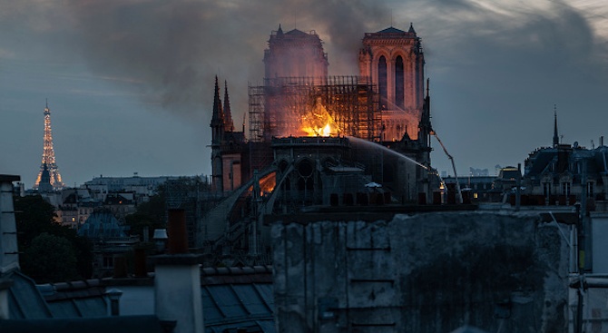 Пожарът в катедралата Нотр Дам е овладян