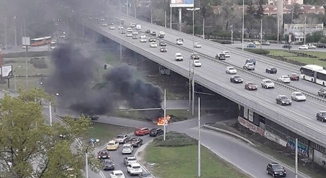 Кола пламна в движение край "Цариградско шосе" в София, има ранен