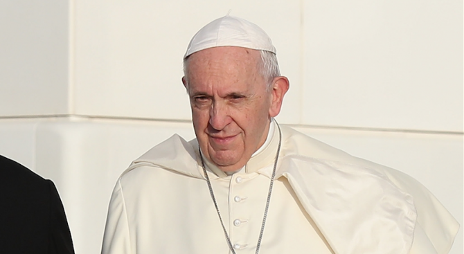 Папа Франциск изми краката на 12 затворници