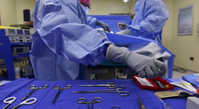 Плевенски кардиохирурзи извършиха рядка операция и спасиха живота на жена