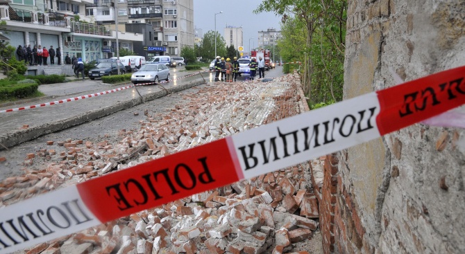 Ограда на военно поделение се срути в Хасково, има загинал