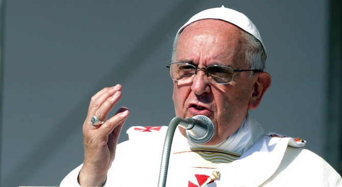 Папата: Католическата църква е под атака