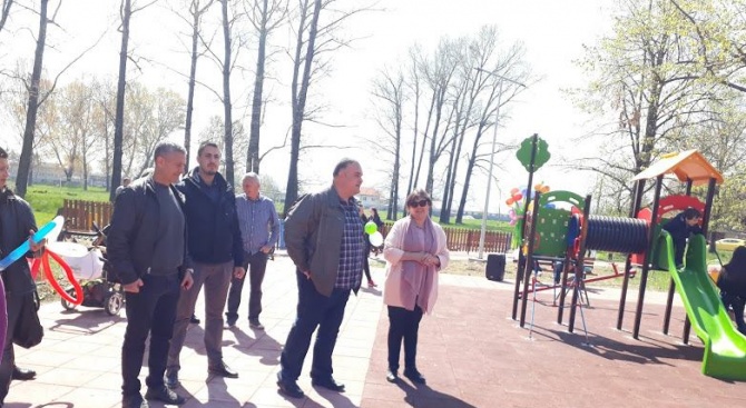 Кметът на район "Искър" и общинският съветник от ГЕРБ Лорита Радева откриха новоизградена детска площадка