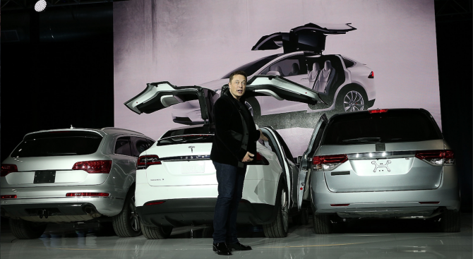 Мъск обеща догодина "Тесла" да пусне на пазара в САЩ такси без шофьор