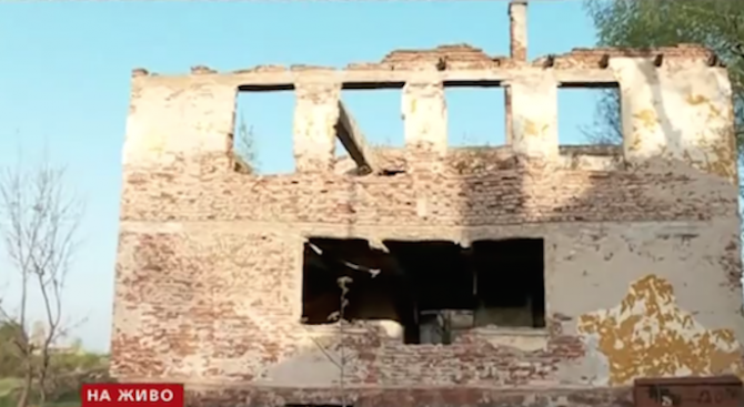 Изоставени постройки в Нови Искър тънат в разруха, застрашават живеещите в близост