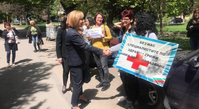 Мая Манолова пред протестиращите медицински специалисти в Стара Загора: Тази агония трябва да спре незабавно