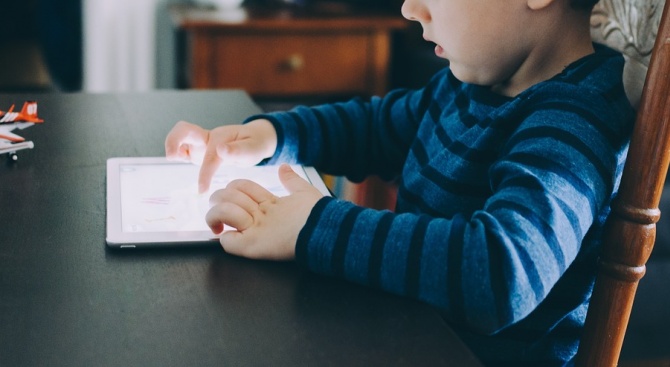 СЗО: Децата под 5 години не трябва да прекарват повече от час дневно пред екрана
