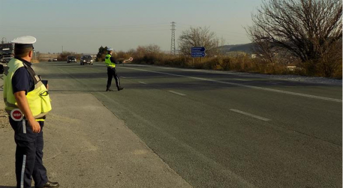 Екипите на ОДМВР- София подпомагат и контролират трафика по основните пътни артерии в областта 