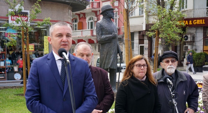 Откриха паметник на бившия кмет на Варна Иван Церов 