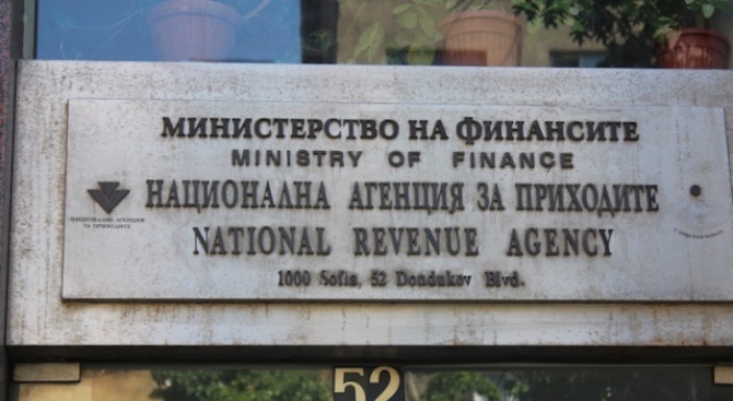 400 "бедняци", купували луксозни стоки, попаднаха под прицела на НАП