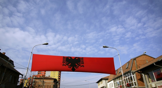 Огромно албанско знаме се развя над Самуиловата крепост в Охрид