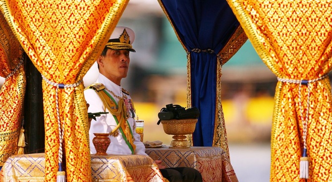 Кралят на Тайланд обяви, че се е оженил дни преди коронацията си