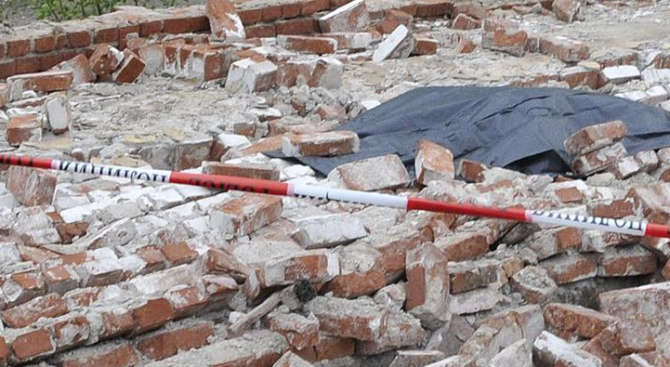Част от стената на бившето военно поделение в Кюстендил падна за втори път през тази година