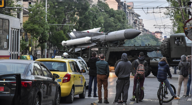 Във военния парад на 6 май ще бъдат представени образци на видове военна техника на Въоръжените сили