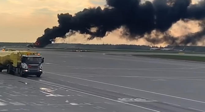 Самолет се запали при аварийно кацане на летище "Шереметиево" в Москва