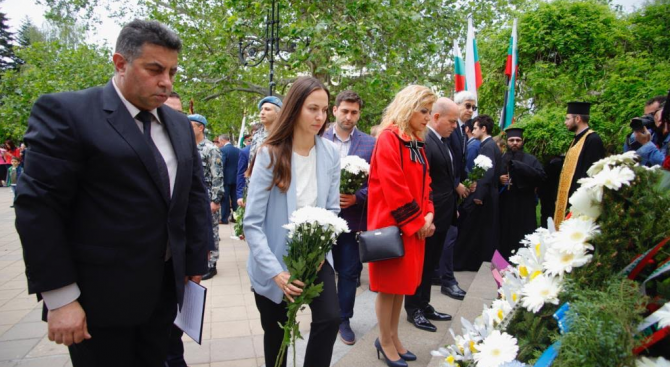 Ева Майдел и Андрей Новаков положиха цветя пред Паметника на  загиналите в Сръбско – българската война в Русе