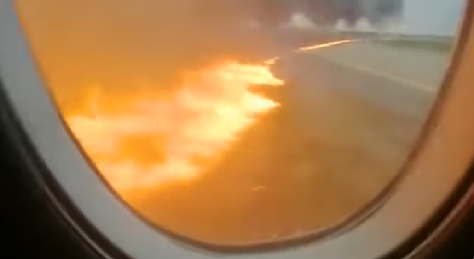 Пътници са заснели началото на пожара в самолета на "Шереметиево"
