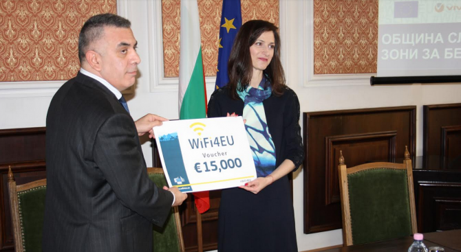 Мария Габриел връчи символично на община Сливен спечеления ваучер за безплатен интернет на обществени места