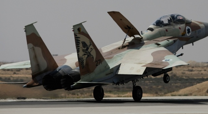 Военни самолети прелетяха над Тел Авив