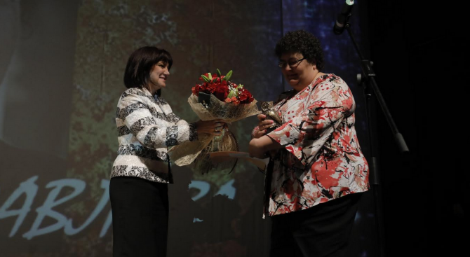 Караянчева връчи Националната награда "Константин Константинов" за принос в детското книгоиздаване на писателката Елена Павлова 