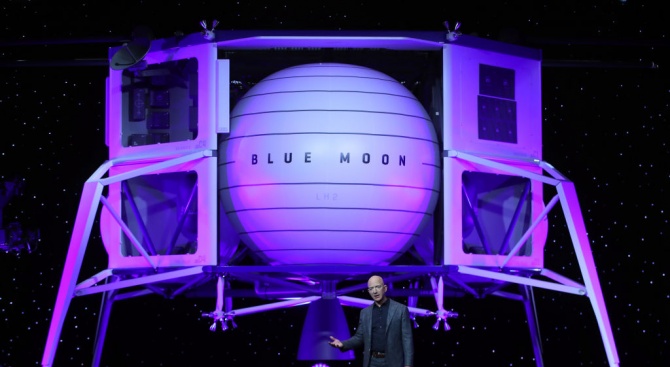 Джеф Безос показа прототип на апарат за кацане на Луната