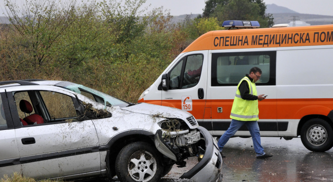 Майка и двете ѝ деца са в болница след катастрофа край Шумен 