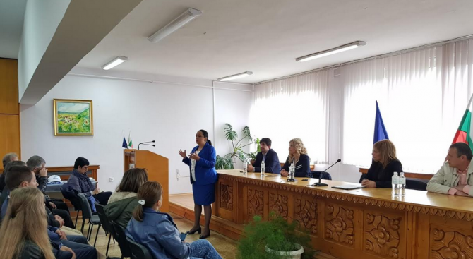 Лиляна Павлова проведе среща с жители на община Костенец
